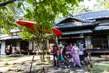 在江户东京建筑园举行的东京大茶会。利用古色古香的建筑举办各式各样的茶会