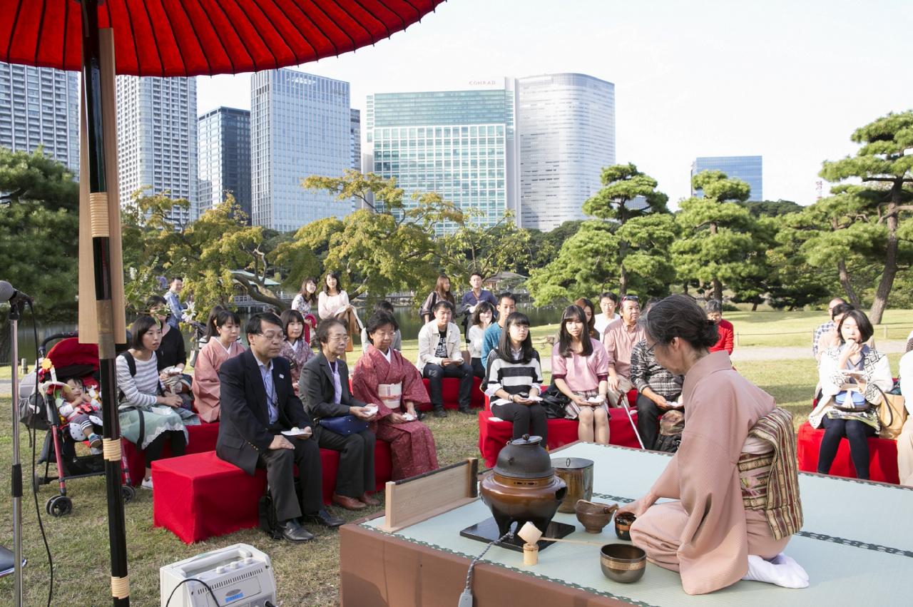 尽管被东京的高楼大厦所包围，也能以开阔的心情享受户外茶会乐趣的滨离宫恩赐庭园（东京大茶会）