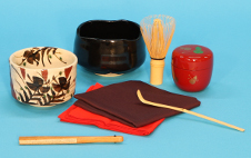 茶道使用的各种道具。左前方是扇子。扇子通常是在炎热的季节打开来用于扇风的，但茶道的扇子无需打开，只用作小道具。