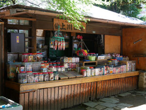 日本最古老的驮果子屋（粗点心铺）——上川口屋。陈列着色彩缤纷的点心