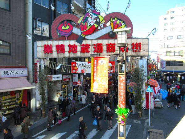 作为“老奶奶的原宿”而闻名日本国内外的巢鸭地藏通商店街
