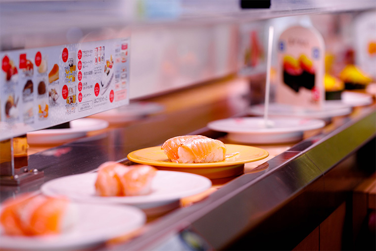 小巧而色彩缤纷的新鲜寿司
