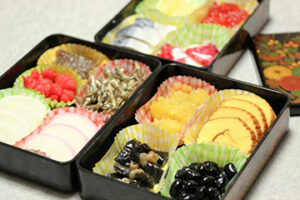 摆放了“Osechi（御节）”的“Jubako（重箱）”