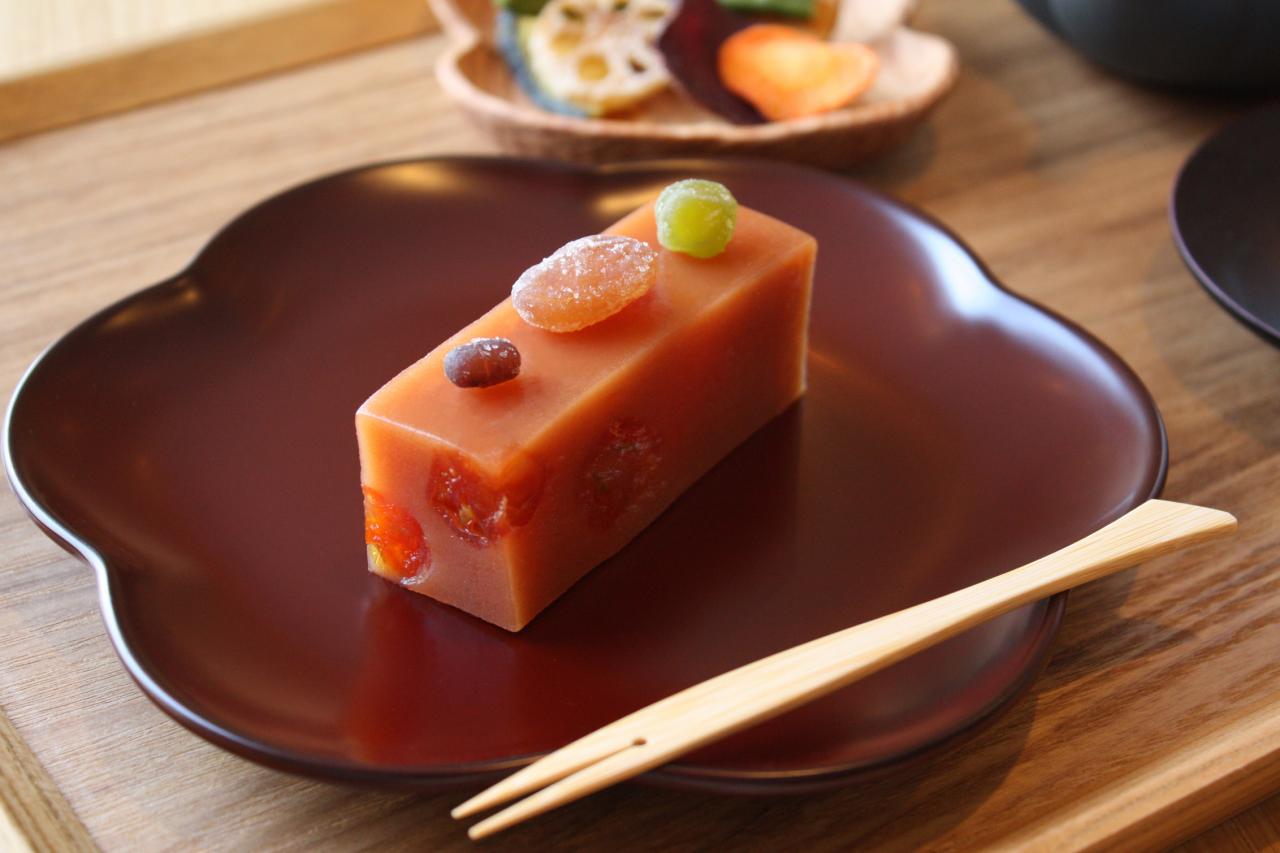 日式点心羊羹。羊羹通常是将豆沙馅凝固成果冻形状的食品，而这款羊羹加入了迷你番茄（麻布野菜菓子）