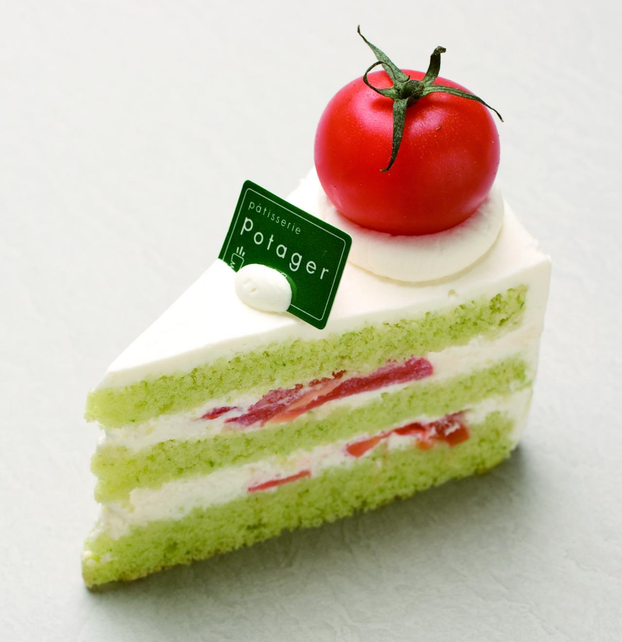 “夹番茄绿色海绵蛋糕（Green Short Tomato）”。掺有小松菜的海绵蛋糕中夹着番茄（Patisserie Potager）